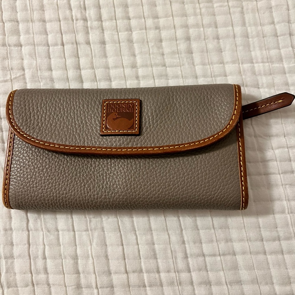 LIKE NEW Dooney & Bourke Pebble Grain Leather Continental Clutch